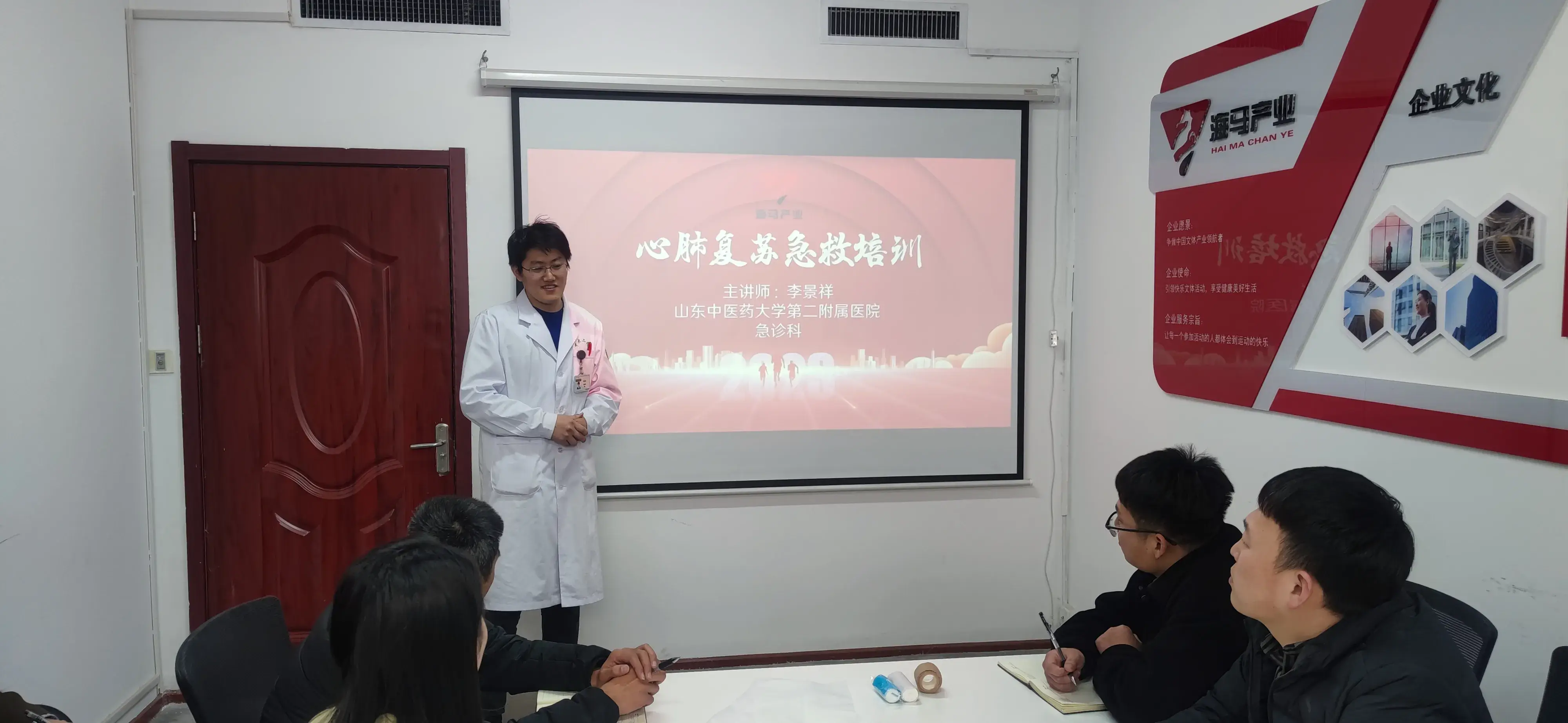 新宝GG组织进行心肺复苏急救培训